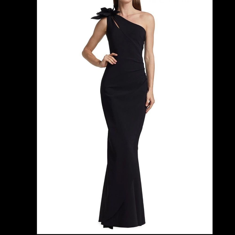 Chiara Boni La Petite Robe
Gosia One-Shoulder Gown